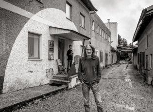 Martin betreut ehrenamtlich eine Wohnung mit mehreren Flüchtlingsfamilien in einer ehemaligen Tischlerei in Marchtrenk.