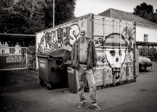 Unter dem Titel „Der Container – Flucht, Wohnraum, Kunst“ wies Alexander als Mitglied einer Projektgruppe bei einer städtischen Veranstaltung auf die zwiespältige Bedeutung der Container für geflüchtete Menschen hin.
Der bemalte Container steht jetzt in einem Hinterhof. 
