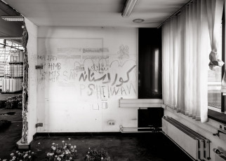 Graffiti in einer Halle im ehemaligen Postverteilzentrum in Linz, in dem durchreisende Flüchtlinge erstversorgt wurden.