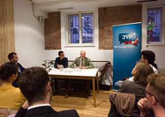 Veranstaltung der Jungen ÖVP Wien, „60 Minuten auf den Punkt“, zeitbegrenzte Diskussion mit Andreas Khol, Café Caspar, 11. Oktober 2016