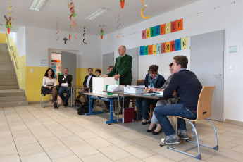Bundespräsidentenwahl, Marktgemeinde Würmla, Wahlleiter Bürgermeister Anton Priesching mit Beisitzern, 25. April 2016